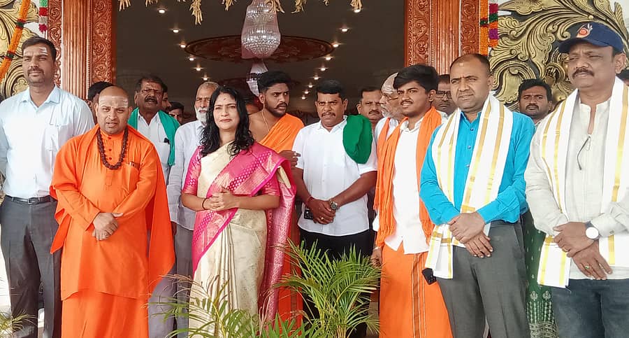 ಹಳೇಬೀಡು ಸಮೀಪದ ಪುಷ್ಪಗಿರಿಯ ಸಭಾಂಗಣದಲ್ಲಿ ಮಂಗಳವಾರ ನಡೆದ ನೈಸರ್ಗಿಕ ಕೃಷಿ ಕಾರ್ಯಾಗಾರದ ಪೂರ್ವಭಾವಿ ಸಭೆಯಲ್ಲಿ ಜಿಲ್ಲಾಧಿಕಾರಿ ಕೆ.ಎಸ್.ಲತಾಕುಮಾರಿ ಹಾಗೂ ಸೋಮಶೇಖರ ಶಿವಾಚಾರ್ಯ ಸ್ವಾಮೀಜಿ ಅವರೊಂದಿಗೆ ರೈತರು ಪಾಲ್ಗೊಂಡಿದ್ದರು 