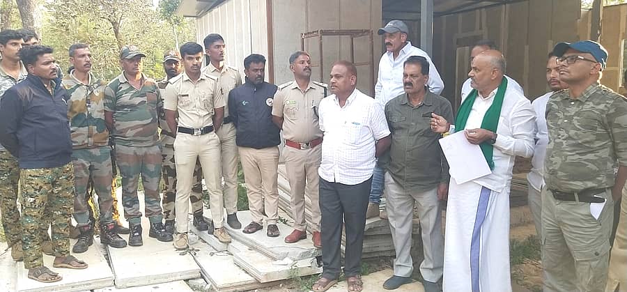 ಬೇಲೂರು ತಾಲ್ಲೂಕಿನ ಬಿಕ್ಕೋಡು ಸಸ್ಯಕ್ಷೇತ್ರದಲ್ಲಿ ಆನೆಕಾರ್ಯಪಡೆ ಸಿಬ್ಬಂದಿಯೊಂದಿಗೆ ಶಾಸಕ ಎಚ್.ಕೆ.ಸುರೇಶ್ ಚರ್ಚಿಸಿದರು 