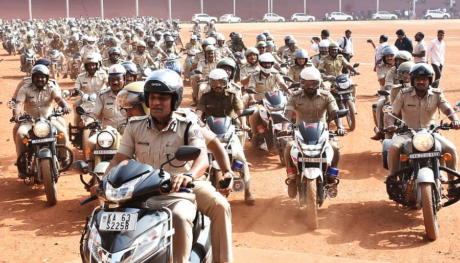 ಹುಬ್ಬಳ್ಳಿಯಲ್ಲಿ ಮಂಗಳವಾರ ಹು–ಧಾ ಮಹಾನಗರ ಪೊಲೀಸರು ಹೊಸ ವರ್ಷಾಚರಣೆ ಹಾಗೂ ಮಾದಕ ವಸ್ತುಗಳ ನಿರ್ಮೂಲನೆ ಕುರಿತು ಜಾಗೃತಿ ಮೂಡಿಸಲು ಬೈಕ್‌ ರ‍್ಯಾಲಿ ನಡೆಸಿದರು      –ಪ್ರಜಾವಾಣಿ ಚಿತ್ರ