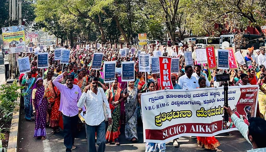 ‘ಜಿ ರಾಮ್‌ಜಿ’ ಹಿಂಪಡೆದು ‘ಮನರೇಗಾ’ ಎಂಬ ಕಾಯ್ದೆಯನ್ನೇ ಮುಂದುವರಿಸಬೇಕು ಎಂದು ಆಗ್ರಹಿಸಿ, ಬೆಳಗಾವಿಯಲ್ಲಿ ಮಂಗಳವಾರ ಕೇಂದ್ರ ಸರ್ಕಾರದ ವಿರುದ್ಧ ಎಸ್‌ಯುಸಿಐ–ಸಿ, ಎಐಕೆಕೆಎಂಎಸ್‌ ವತಿಯಿಂದ ಪ್ರತಿಭಟನೆ ನಡೆಸಲಾಯಿತು  ಪ್ರಜಾವಾಣಿ ಚಿತ್ರ