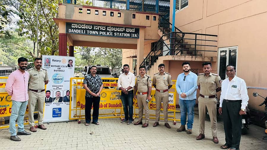 ದಾಂಡೇಲಿಯ ನಗರ ಪೊಲೀಸ್ ಠಾಣೆಗೆ ರೋಟರಿ ಕ್ಲಬ್ ವತಿಯಿಂದ ಬ್ಯಾರಿಕೇಡ್ ಗಳನ್ನು ಮಂಗಳವಾರ ಕೊಡುಗೆಯಾಗಿ ನೀಡಲಾಯಿತು. ಡಿವೈಎಸ್ಪಿ ಶಿವಾನಂದ ಮದರಖಂಡಿ, ಪಿಎಸ್ಐ ಅಮೀನ ಅತ್ತಾರ, ಕಿರಣ್ ಪಾಟೀಲ ಹಾಗೂ ರೋಟರಿ ಅಧ್ಯಕ್ಷ ಅಶುತೋಷ್ ಕುಮಾರ್ ರಾಯ್, ಕಾರ್ಯದರ್ಶಿ ಮಿಥುನ ನಾಯಕ ಇತರರು ಇದ್ದರು.