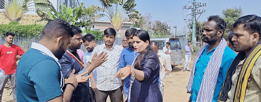 ದೇವನಹಳ್ಳಿ ತಾಲ್ಲೂಕಿನ ಸುಣ್ಣಘಟ್ಟ ಗ್ರಾಮದಲ್ಲಿ ಕಸ ವಿಲೇವಾರಿ ಘಟಕ ಸ್ಥಾಪನೆಗೆ ವಿರೋಧ ವ್ಯಕ್ತಪಡಿಸಿ ಸ್ಥಳಕ್ಕೆ ಆಗಮಿಸಿದ್ದ ಬಾಶೆಟ್ಟಿಹಳ್ಳಿ ಪಟ್ಟಣ ಪಂಚಾಯಿತಿ ಅಧಿಕಾರಿಗಳೊಂದಿಗೆ ಗ್ರಾಮಸ್ಥರು ವಾಗ್ವಾದ ನಡೆಸಿದರು