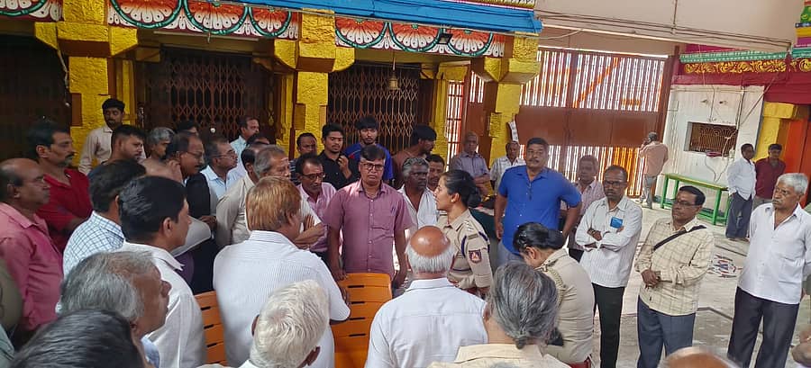 ಕೊಳ್ಳೇಗಾಲ ಎರಡು ಗುಂಪುಗಳಿಗೂ ಸಹ ಡಿವೈಎಸ್ಪಿ ಸ್ನೇಹರಾಜ್ ಎಚ್ಚರಿಕೆ ನೀಡಿ ದೇವಸ್ಥಾನದ ಬೀಗವನ್ನು ತೆಗೆಸಿದರು