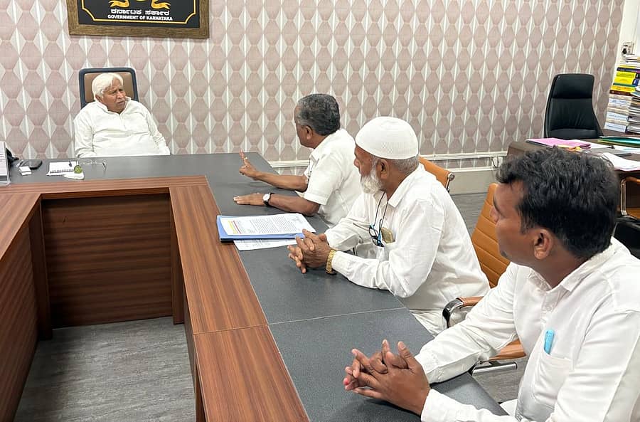 ಹಿರಿಯ ಹೋರಾಟಗಾರ ಅಶೋಕ ಚಂದರಗಿ ನೇತೃತ್ವದ ನಿಯೋಗವು ಬೆಂಗಳೂರಿನಲ್ಲಿ ಮಂಗಳವಾರ ಸಚಿವ ಎಚ್.ಕೆ.ಪಾಟೀಲ ಅವರನ್ನು ಭೇಟಿ ಮಾಡಿ, ಗಡಿ ವಿವಾದ ವ್ಯಾಜ್ಯ ಕುರಿತು ಚರ್ಚೆ ನಡೆಸಿತು