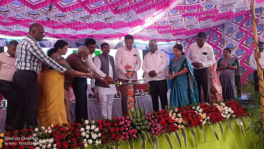 ಚಿಂತಾಮಣಿ ತಾಲ್ಲೂಕಿನ ಮಾಡಿಕೆರೆಯ ಮಾವು ಕೊಯ್ಲೋತ್ತರ ನಿರ್ವಹಣಾ ಕೇಂದ್ರದಲ್ಲಿ ಮಂಗಳವಾರ ನಡೆದ ತರಬೇತಿ ಕಾರ್ಯಾಗಾರಕ್ಕೆ ಸಚಿವ ಡಾ.ಎಂ.ಸಿ.ಸುಧಾಕರ್‌ ಉದ್ಘಾಟಿಸಿದರು