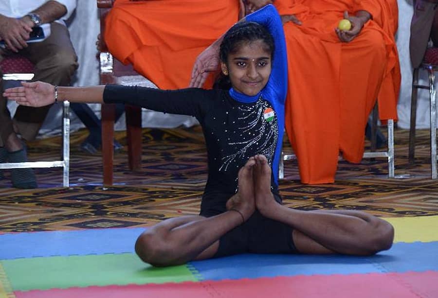 ನಗು ಮೊಗದಿಂದ ಖಂಡಪೀಡಾಸನವನ್ನು ಮಾಡಿದ ಬಾಲಕಿ ಸಿಂಚನಾ