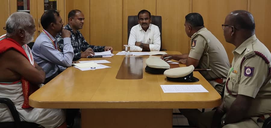 <div class="paragraphs"><p>ರಾಮನಗರದ ಜಿಲ್ಲಾಧಿಕಾರಿ ಕಚೇರಿ ಸಂಕೀರ್ಣದಲ್ಲಿರುವ ತಮ್ಮ ಕಚೇರಿಯಲ್ಲಿ ಮಂಗಳವಾರ ಹೆಚ್ಚುವರಿ ಜಿಲ್ಲಾಧಿಕಾರಿ ಆರ್. ಚಂದ್ರಯ್ಯ ಅವರು ಚನ್ನಪಟ್ಟಣ ತಾಲ್ಲೂಕಿನ ವಂದಾರಗುಪ್ಪೆಯ ಕೆಂಗಲ್ ಆಂಜನೇಯ ಸ್ವಾಮಿ ದೇವಸ್ಥಾನದ ‌ಸ್ವಾಮಿ ಜಾತ್ರಾ ಮಹೋತ್ಸವದ ಕುರಿತು ಅಧಿಕಾರಿಗಳೊಂದಿಗೆ ಪೂರ್ವಭಾವಿ ಸಭೆ ನಡೆಸಿದರು. </p></div>