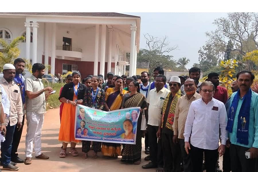 ಚನ್ನಗಿರಿ ಪಟ್ಟಣದಲ್ಲಿ ಮಂಗಳವಾರ ಹುಬ್ಬಳ್ಳಿಯ ಇನಾಮ ವೀರಾಪುರ ಗ್ರಾಮದಲ್ಲಿ ನಡೆದ ಮಾರ್ಯಾದೆಗೇಡು ಹತ್ಯೆ ಖಂಡಿಸಿ ಡಿಎಸ್ಎಸ್ ಹಾಗೂ ಪ್ರಗತಿ ಪರ ಒಕ್ಕೂಟದ ಪದಾಧಿಕಾರಿಗಳು ಪ್ರತಿಭಟನೆ ನಡೆಸಿದರು 