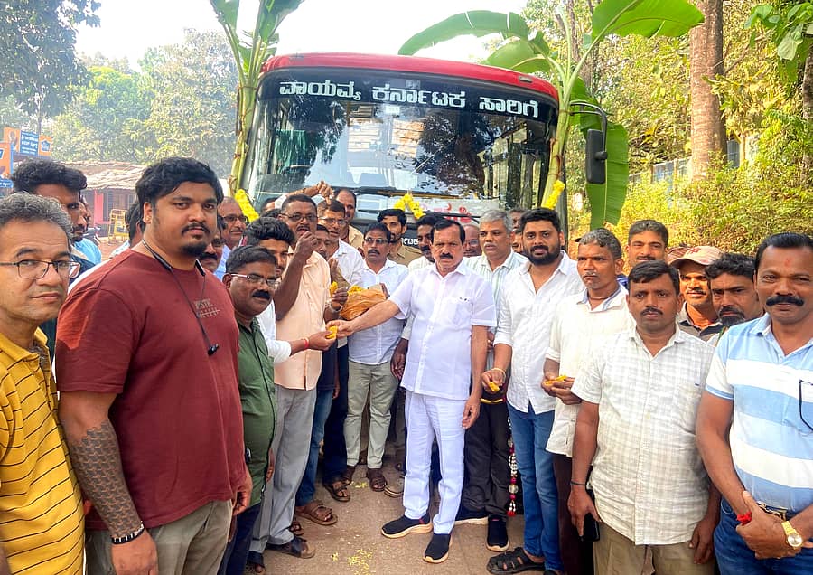 ರಾಷ್ಟ್ರೀಯ ಹೆದ್ದಾರಿ ಕಾಮಗಾರಿ ನಂತರ ಕುಮಟಾ ತಾಲ್ಲೂಕಿನ ಕತಗಾಲದಲ್ಲಿ ಶಾಸಕ ದಿನಕರ ಶೆಟ್ಟಿ ಕುಮಟಾ-ಶಿರಸಿ ನಡುವೆ ಬಸ್ ಸಂಚಾರಕ್ಕೆ ಚಾಲನೆ ನೀಡಿದರು