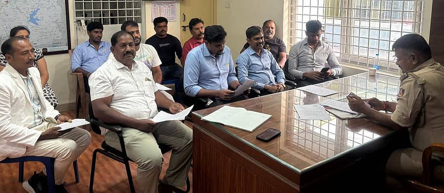 ಹೊಸ ವರ್ಷದ ಸಂಭ್ರಮಾಚರಣೆಯಲ್ಲಿ ಪಾಲಿಸಬೇಕಾದ ಅಗತ್ಯ ಕ್ರಮಗಳ ಬಗ್ಗೆ ಬಿಡದಿ ಪೊಲೀಸರು ಠಾಣೆ ವ್ಯಾಪ್ತಿಯ ರೆಸಾರ್ಟ್, ಬಾರ್ ಅಂಡ್ ರೆಸ್ಟೋರೆಂಟ್, ಹೋಂ ಸ್ಟೇ ಮಾಲೀಕರ ಜೊತೆ ಸಭೆ ನಡೆಸಿದರು