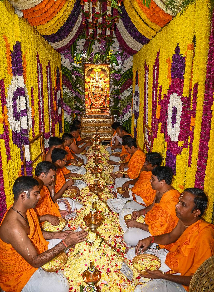 ಇಸ್ಕಾನ್ ದೇವಸ್ಥಾನದಲ್ಲಿ ವೆಂಕಟೇಶ್ವರ ದೇವರಿಗೆ ಪುರೋಹಿತರು ಲಕ್ಷ ಅರ್ಚನೆ ಸೇವೆ ಸಲ್ಲಿಸಿದರು
ಪ್ರಜಾವಾಣಿ ಚಿತ್ರ: ಎಂ.ಎಸ್. ಮಂಜುನಾಥ್
