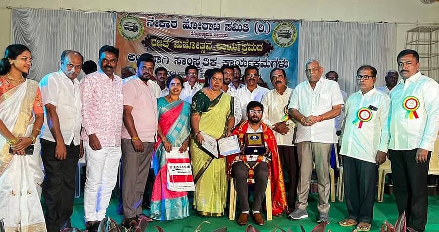 ದೊಡ್ಡಬಳ್ಳಾಪುರದಲ್ಲಿ ನಡೆದ ನೇಕಾರರ ಹೋರಾಟ ಸಮಿತಿಯ ರಜತ ಮಹೋತ್ಸವದಲ್ಲಿ ಸಾಧಕರನ್ನು ಅಭಿನಂದಿಸಲಾಯಿತು