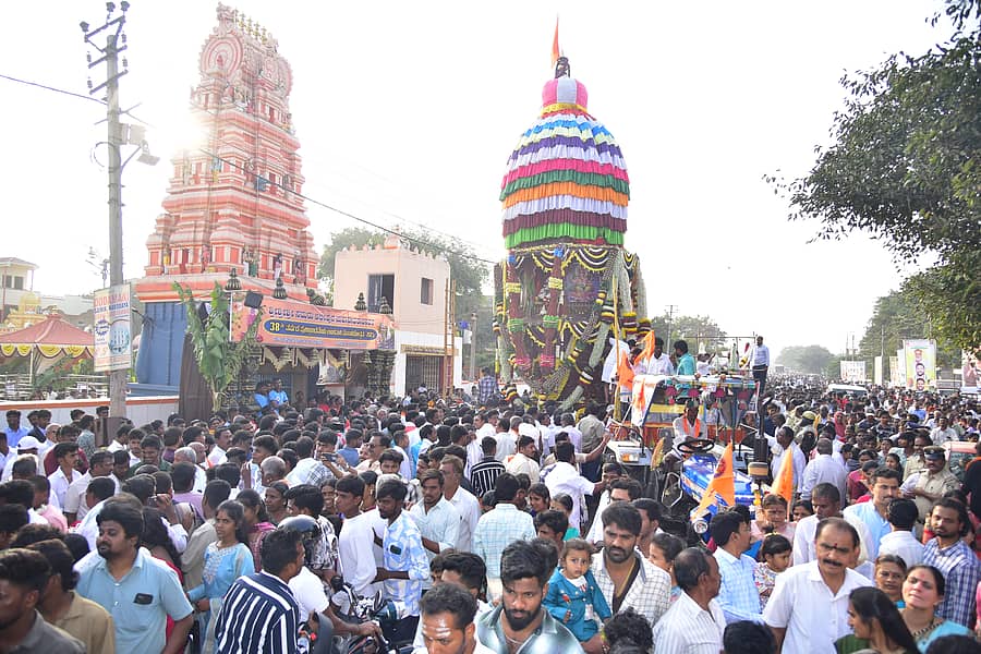 ಬಳ್ಳಾರಿ ಹೊರವಲಯದಲ್ಲಿರುವ ಅಲ್ಲಿಪುರದ ಮಹಾದೇವ ತಾತ ಮಠದ ಜಾತ್ರಾ ಮಾಹೋತ್ಸವ ಮಂಗಳವಾರ ಭಕ್ತರ ಸಮ್ಮುಖದಲ್ಲಿ ಅದ್ದೂರಿಯಾಗಿ ನೆರವೇರಿತು –ಚಿತ್ರ: ಮುರಳಿಕಾಂತರಾವ್‌