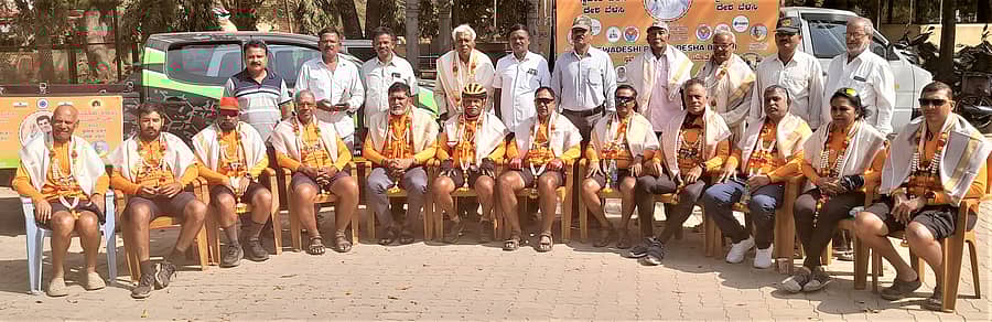 ಯೂತ್ ಫಾರ್ ನೇಶನ್ ಮತ್ತು ಸ್ವದೇಶಿ ಜಾಗರಣ (ಬೆಂಗಳೂರು ಮತ್ತು ಗ್ರಾಮೀಣ ಕರ್ನಾಟಕ) ಸಂಘಟನೆಗಳ ಆಶ್ರಯದಲ್ಲಿ “ಸ್ವದೇಶಿ ಜಾಗರಣ"ದ ಬಗ್ಗೆ ಜನರಲ್ಲಿ ಜಾಗೃತಿ ಮೂಡಿಸಲು ಸೈಕಲ್‍ ಜಾಥ ತರೀಕೆರೆ ಪಟ್ಟಣಕ್ಕೆ ಆಗಮಿಸಿದಾಗ ಪಟ್ಟಣದ ಪ್ರವಾಸಿ ಮಂದಿರದ ಆವರಣದಲ್ಲಿ ತರೀಕೆರೆ ತಾಲ್ಲೂಕು ಮಾಜಿ ಸೈನಿಕರ ಸಂಘದಿಂದ ಗೌರವ ಸಮರ್ಪಣೆ ಮಾಡಲಾಯಿತು.