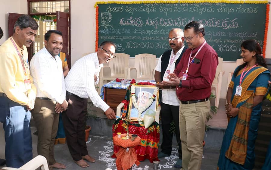 ಗೋಕಾಕ ಶಿಕ್ಷಣ ಸಂಸ್ಥೆಯ ಶಿಕ್ಷಣ ಮಹಾವಿದ್ಯಾಲಯದಲ್ಲಿ ಹಮ್ಮಿಕೊಳ್ಳಲಾಗಿದ್ದ ಕುವೆಂಪು ದಿನಾಚರಣೆ ಹಾಗೂ ಪ್ರಶಿಕ್ಷಣಾರ್ಥಿಗಳಿಗಾಗಿ ಏರ್ಪಡಿಸಿದ್ದ ಪ್ರಬಂಧ ಮತ್ತು ಗಾಯನ ಸ್ಪರ್ಧೆ ವಿಜೇತರಿಗೆ ಬಹುಮಾನ ವಿತರಣೆ ಕಾರ್ಯಕ್ರಮವನ್ನು ಕವಿ-ಶಿಕ್ಷಕ ಈಶ್ವರ ಮಮದಾಪೂರ ಉದ್ಘಾಟಿಸಿದರು