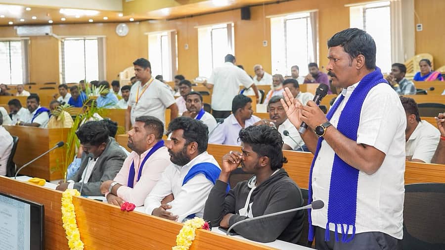 ರಾಜ್ಯ ಅನುಸೂಚಿತ ಜಾತಿಗಳು ಮತ್ತು ಅನುಸೂಚಿತ ಬುಡಕಟ್ಟುಗಳ ಆಯೋಗದಿಂದ ನಡೆದ ಪರಿಶಿಷ್ಟ ಜಾತಿ–ಪಂಗಡಗಳ ಪ್ರಗತಿ ಪರಿಶೀಲನಾ ಸಭೆಯಲ್ಲಿ ವಿವಿಧ ಸಂಘಟನೆ ಮುಖಂಡರು ಅಹವಾಲು ಹೇಳಿಕೊಂಡರು