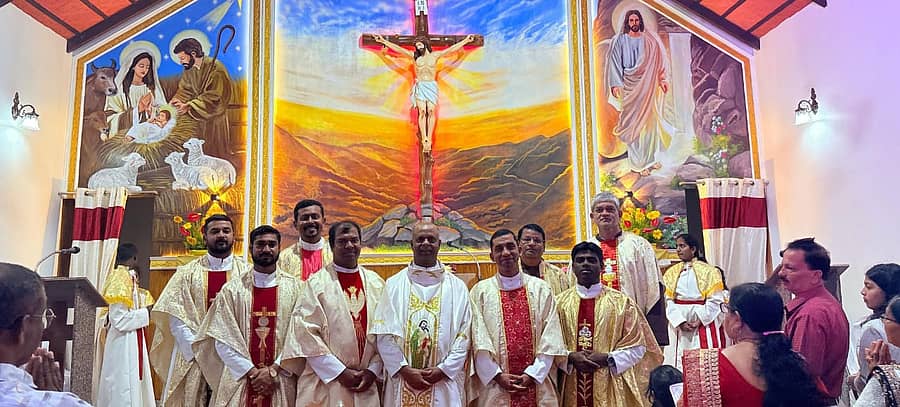 ಮೂಡಿಗೆರೆ ತಾಲ್ಲೂಕಿನ ಬಾಳೂರು ಚರ್ಚ್‌ನ ವಾರ್ಷಿಕೋತ್ಸವದಲ್ಲಿ ವಿವಿಧ ಚರ್ಚ್‌ಗಳ ಧಾರ್ಮಿಕ‌ ಗುರುಗಳು ಭಾಗವಹಿಸಿದ್ದರು