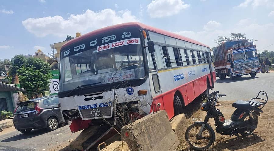 ದೊಡ್ಡಬಳ್ಳಾಪುರ ಹಿಂದೂಪುರ ರಾಜ್ಯ ಹೆದ್ದಾರಿಯಲ್ಲಿ ಅಪಘಾತಕ್ಕೆ ಒಳಗಾಗಿದ್ದ ಬಸ್‌