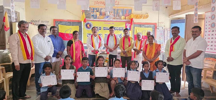 ಕನ್ನಡ ಸಾಹಿತ್ಯ ಪರಿಷತ್ತಿನ ವತಿಯಿಂದ ಲಕ್ಷ್ಮೇಶ್ವರ ತಾಲ್ಲೂಕಿನ ಗೋವನಾಳ ಗ್ರಾಮದ ಸರ್ಕಾರಿ ಹಿರಿಯ ಶಾಲೆಯಲ್ಲಿ ಸೋಮವಾರ ಹಮ್ಮಿಕೊಂಡ ಮಾಸದ ಮಾತು ಕಾರ್ಯಕ್ರಮ ಸರಣಿಯ 26ನೇ ಸಂಚಿಕೆಯಲ್ಲಿ ಕಸಾಪ ಶಾಲಾ ಘಟಕದ ಉದ್ಘಾಟನೆ ನಡೆಯಿತು