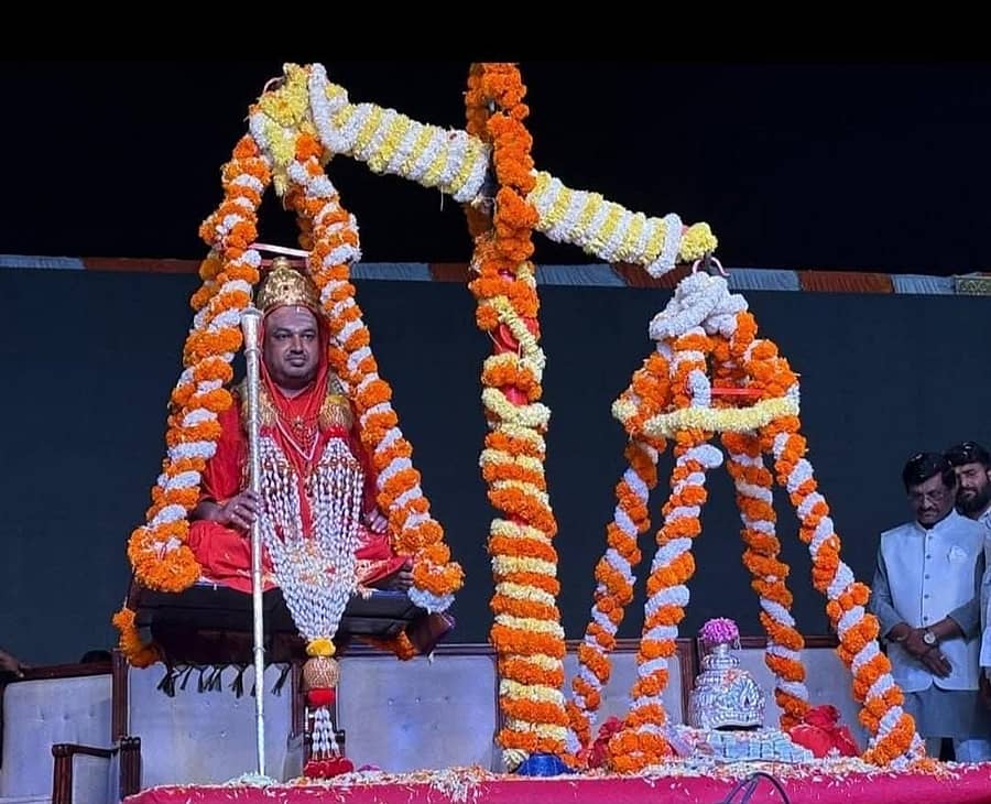 ಹಾವೇರಿ ಜಿಲ್ಲಾ ಕ್ರೀಡಾಂಗಣದಲ್ಲಿ ಸೋಮವಾರ ಹಮ್ಮಿಕೊಂಡಿದ್ದ ಕಾರ್ಯಕ್ರಮದಲ್ಲಿ ಹುಕ್ಕೇರಿಮಠದ ಸದಾಶಿವ ಸ್ವಾಮೀಜಿ ಅವರಿಗೆ ಭಕ್ತರು ಬೆಳ್ಳಿ ತುಲಾಭಾರ ಮಾಡಿದರು