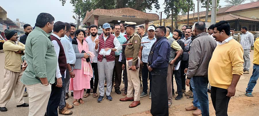ಸೋಮವಾರಪೇಟೆ ಪಟ್ಟಣದಲ್ಲಿ ಶಾಸಕ ಡಾ. ಮಂತರ್ ಗೌಡ ಅವರು ಸಾರ್ವಜನಿಕರಿಂದ ಸಮಸ್ಯೆ ಆಲಿಸಿದರು