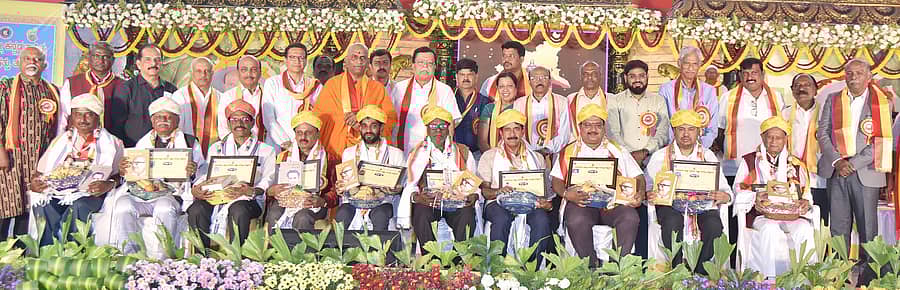 ತುಮಕೂರಿನಲ್ಲಿ ಮಂಗಳವಾರ ನಡೆದ ಜಿಲ್ಲಾ ಸಾಹಿತ್ಯ ಸಮ್ಮೇಳನದ ಸಮಾರೋಪ ಸಮಾರಂಭದಲ್ಲಿ ವಿವಿಧ ಕ್ಷೇತ್ರದ ಸಾಧಕರನ್ನು ಸನ್ಮಾನಿಸಲಾಯಿತು. ನಿಶ್ಚಲಾನಂದನಾಥ ಸ್ವಾಮೀಜಿ, ಕರೀಗೌಡ ಬೀಚನಹಳ್ಳಿ, ಕೆ.ಎನ್‌.ರಾಜಣ್ಣ, ಜಿ.ಬಿ.ಜ್ಯೋತಿಗಣೇಶ್‌, ಕೆ.ಎಸ್‌.ಸಿದ್ಧಲಿಂಗಪ್ಪ ಇತರರು ಹಾಜರಿದ್ದರು