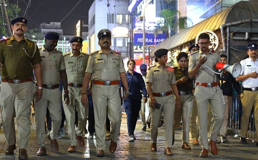ಬಂದೋಬಸ್ತ್‌... ಕಬ್ಬನ್‌ಪಾರ್ಕ್‌ ಠಾಣೆಯ ಇನ್‌ಸ್ಪೆಕ್ಟರ್‌ ದೇವೇಂದ್ರಪ್ಪ ಅವರ ನೇತೃತ್ವದಲ್ಲಿ ಅಧಿಕಾರಿಗಳು ಹಾಗೂ ಸಿಬ್ಬಂದಿ ಹೊಸ ವರ್ಷಾಚರಣೆ ನಡೆಯುವ ಸ್ಥಳಗಳಲ್ಲಿ ಪಥಸಂಚಲನ ನಡೆಸಿದರು    