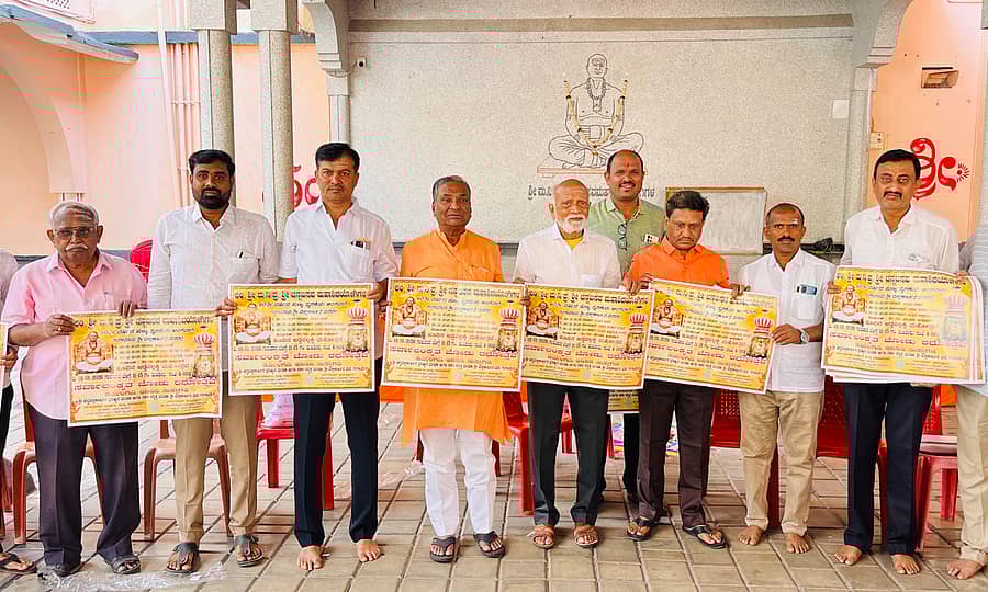 ಗಂಗಾವತಿಯ ಚನ್ನಬಸವ ಶಿವಯೋಗಿಗಳ ಪುರಾಣ ಮಂಟಪದಲ್ಲಿ ಚನ್ನಬಸವ ಶಿವಯೋಗಿಗಳ ಜಾತ್ರಾ ಮಹೋತ್ಸವದ ಆಮಂತ್ರಣ ಪತ್ರಿಕೆ ಮಂಗಳವಾರ ಬಿಡುಗಡೆ ಮಾಡಲಾಯಿತು