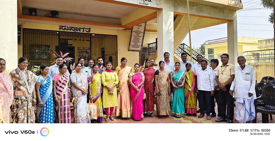 ನಿಡಗುಂದಿ ತಾಲ್ಲೂಕಿನ ಹೆಬ್ಬಾಳ ಗ್ರಾಮ‌ ಪಂಚಾಯಿತಿಗೆ ಮಂಗಳವಾರ ವಿವಿಧ ಗ್ರಾಮ ಪಂಚಾಯಿತಿಗಳ ಮಹಿಳಾ ಚುನಾಯಿತ ಪ್ರತಿನಿಧಿಗಳು ಭೇಟಿ ನೀಡಿ, ತರಬೇತಿಯಲ್ಲಿ ಭಾಗಿಯಾಗಿ ಮಾಹಿತಿ ಪಡೆದುಕೊಂಡರು