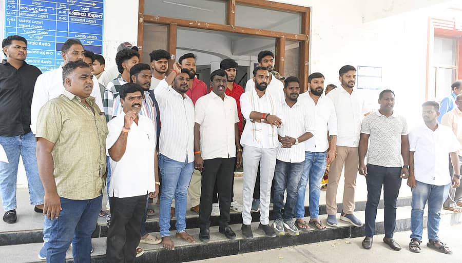 ಶಿವಮೊಗ್ಗದ ಜಿಲ್ಲಾಧಿಕಾರಿ ಕಚೇರಿ ಎದುರು ಮಂಗಳವಾರ ಯುವ ಕಾಂಗ್ರೆಸ್‌ನಿಂದ ನಡೆದ ಪ್ರತಿಭಟನೆಯ ನೋಟ