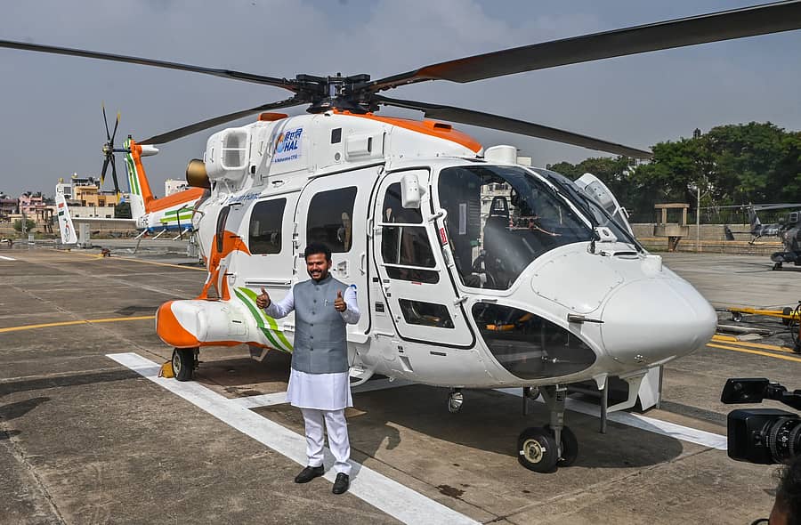 <div class="paragraphs"><p>ಎಚ್‌ಎಎಲ್‌ನ ‘ಧ್ರುವ ಎನ್‌–ಜೆನ್‌’ ಹೆಲಿಕಾಪ್ಟರ್‌ನ ಹಾರಾಟಕ್ಕೆ ಚಾಲನೆ ನೀಡುವುದಕ್ಕೂ ಮುನ್ನ ಸಚಿವ ಕೆ.ರಾಮಮೋಹನ್‌ ನಾಯ್ಡು ಅವರು ಕ್ಯಾಮೆರಾಕೆ ಪೋಸು ನೀಡಿದರು –</p></div>