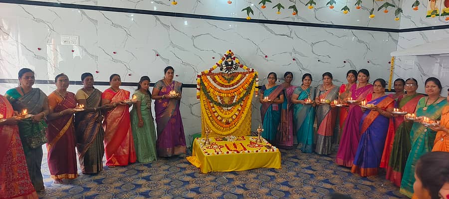 ತಾವರಗೇರಾ ಪಟ್ಟಣದ ಲಕ್ಷ್ಮಿ ವೆಂಕಟೇಶ್ವರ ದೇವಸ್ಥಾನದಲ್ಲಿ ಮಂಗಳವಾರ ವೈಕುಂಠ ಏಕಾದಶಿ ಪ್ರಯುಕ್ತ ಮಹಿಳೆಯರು ವೆಂಕಟೇಶ್ವರ ಮೂರ್ತಿಗೆ ಆರತಿ ಬೆಳಗಿದರು