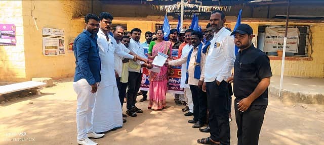 ರಾಜ್ಯ ದಲಿತ ಸಂಘರ್ಷ ಸಮಿತಿ ವಡಗೇರಾ ತಾಲ್ಲೂಕು ಶಾಖೆ ವತಿಯಿಂದ ತಹಶೀಲ್ದಾರ್‌ ಅವರಿಗೆ ಮನವಿ ಸಲ್ಲಿಸಿದರು