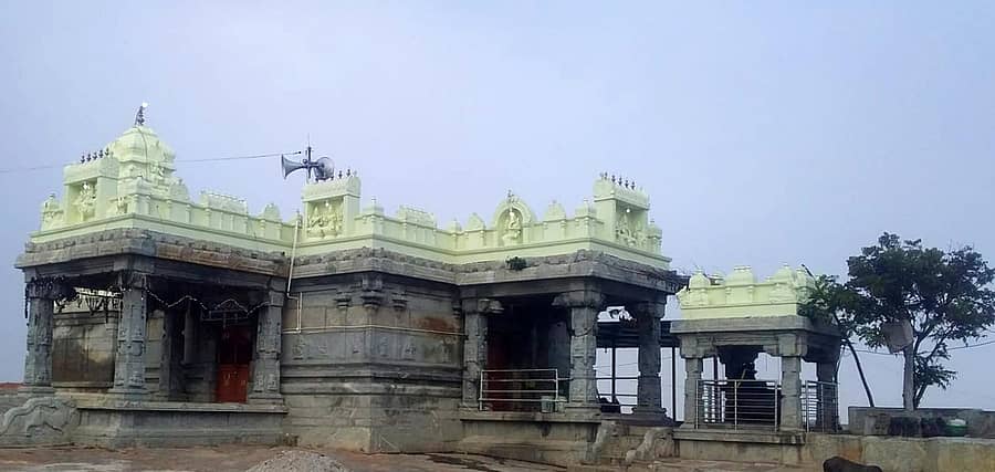 ಶಿಡ್ಲಘಟ್ಟ ತಾಲ್ಲೂಕಿನ ಬಶೆಟ್ಟಹಳ್ಳಿ ಹೋಬಳಿಯ ನಲ್ಲರಾಳ್ಳಹಳ್ಳಿ ಬಳಿಯಿರುವ ರಾಮಲಿಂಗೇಶ್ವರ ಬೆಟ್ಟದಲ್ಲಿರುವ ರಾಮಲಿಂಗೇಶ್ವರ ದೇವಾಲಯ