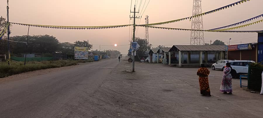 ರೋಣ ತಾಲ್ಲೂಕು ಬೆಳವಣಿಕಿ ಗ್ರಾಮದಲ್ಲಿ 2025ನೇ ವರ್ಷದ ಕೊನೆ ಸೂರ್ಯೋದಯ ಕಂಡು ಬಂದಿದ್ದು ಹೀಗೆ... ಪ್ರಜಾವಾಣಿ ಚಿತ್ರ: ರುದ್ರಪ್ಪ ಬಳ್ಳೊಳ್ಳಿ