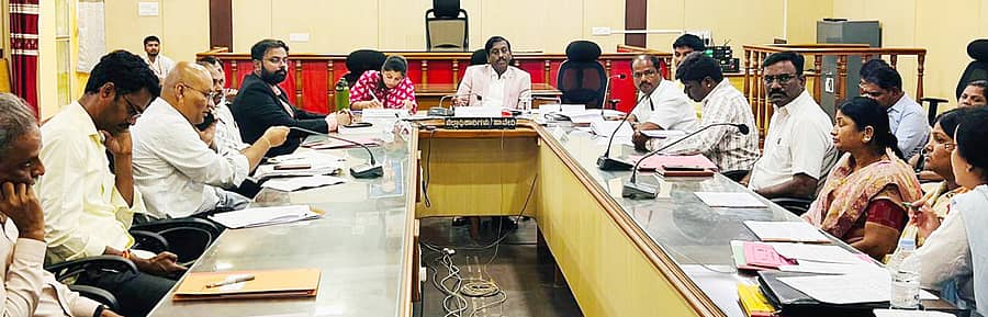 ಹಾವೇರಿ ಜಿಲ್ಲಾಧಿಕಾರಿ ಕಚೇರಿಯಲ್ಲಿ ‘ಪರಿಶಿಷ್ಟ ಜಾತಿ (ಎಸ್‌.ಸಿ.), ಪರಿಶಿಷ್ಟ ಪಂಗಡದ (ಎಸ್‌.ಟಿ.) ಜನರ ಮೇಲಿನ ದೌರ್ಜನ್ಯ ನಿಯಂತ್ರಣ ತಡೆ ಹಾಗೂ ಜಿಲ್ಲಾ ಜಾಗೃತಿ ಸಮಿತಿ ಸಭೆ’ ಬುಧವಾರ ನಡೆಯಿತು