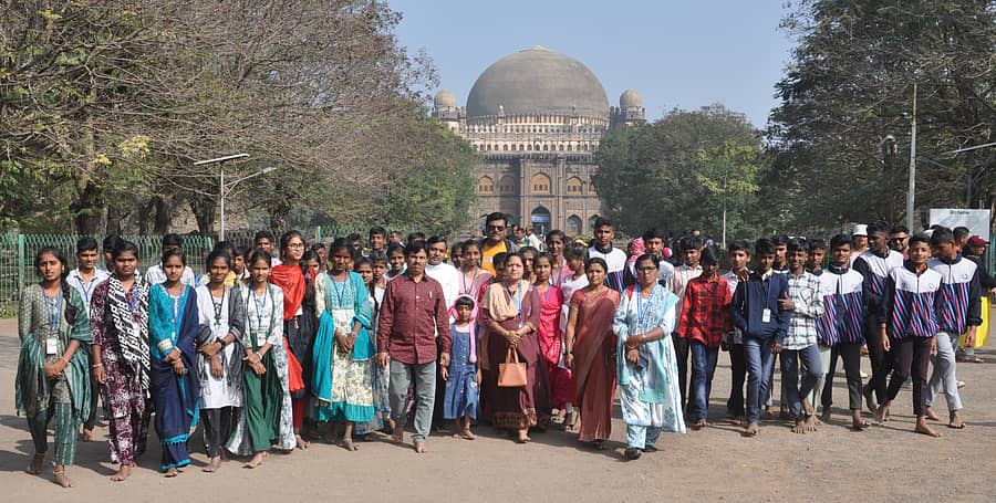 ವಿಜಯಪುರ ನಗರದ ಐತಿಹಾಸಿಕ ಗೋಳಗುಟ್ಟ ವೀಕ್ಷಣೆಗೆ ಬುಧವಾರ ಬಂದಿದ್ದ ಪ್ರವಾಸಿಗರು– ಪ್ರಜಾವಾಣಿ ಚಿತ್ರ: ಸಂಜೀವ ಅಕ್ಕಿ
