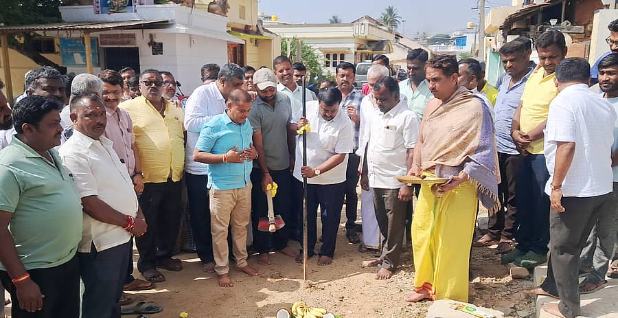 ಹಿರೀಸಾವೆಯ ರಂಗಮಂಟಪದ ಬಳಿ ಕಾಂಕ್ರೀಟ್ ರಸ್ತೆ ನಿರ್ಮಾಣಕ್ಕೆ ಶಾಸಕ ಬಾಲಕೃಷ್ಣ ಮಂಗಳವಾರ ಚಾಲನೆ ನೀಡಿದರು. ಗ್ರಾಮ ಪಂಚಾಯಿತಿ ಅಧ್ಯಕ್ಷ ಪರಮೇಶ್, ಸದಸ್ಯ ಸಂತೋಷ್, ಮುಖಂಡರಾದ ರಾಮಕೃಷ್ಣ, ದೇವರಾಜೇಗೌಡ, ಮಹೇಶ್ ಪಾಲ್ಗೊಂಡಿದ್ದರು