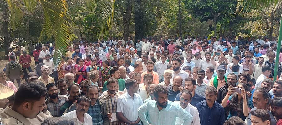 ಸಿದ್ದಾಪುರ ತಾಲ್ಲೂಕಿನ ಕ್ಯಾದಗಿ ವಲಯ ಅರಣ್ಯಾಧಿಕಾರಿಗಳ ಕಚೇರಿಯ  ಎದುರು  ಅರಣ್ಯ ಇಲಾಖೆಯ ಅಧಿಕಾರಿಗಳ ದೌರ್ಜನ್ಯವನ್ನು ಖಂಡಿಸಿ ಅರಣ್ಯ ಅತಿಕ್ರಮಣದಾರರು ಪ್ರತಿಭಟಿಸಿದರು