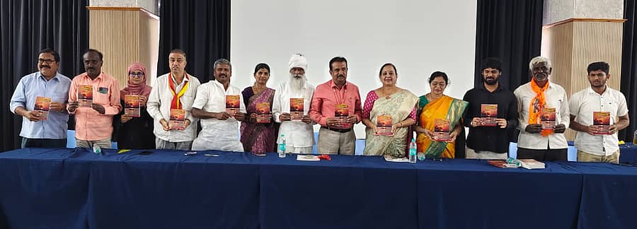 ಆನೇಕಲ್ ತಾಲ್ಲೂಕಿನ ಚಂದಾಪುರ ಸುರಾನಾ ವಿದ್ಯಾಲಯ ಪಿಯು ಕಾಲೇಜಿನಲ್ಲಿ ವೇಧವತಿ.ಬಿ.ರಾವ್ ಅವರು ರಚಿಸಿರುವ ‘ಸಂಜೆ ಬಾನಿನ ಬಣ್ಣ’ ಕವನ ಸಂಕಲನವನ್ನು ಲೇಖಕಿ ಡಾ.ಪದ್ಮಿನಿ ನಾಗರಾಜು ಬಿಡುಗಡೆಗೊಳಿಸಿದರು