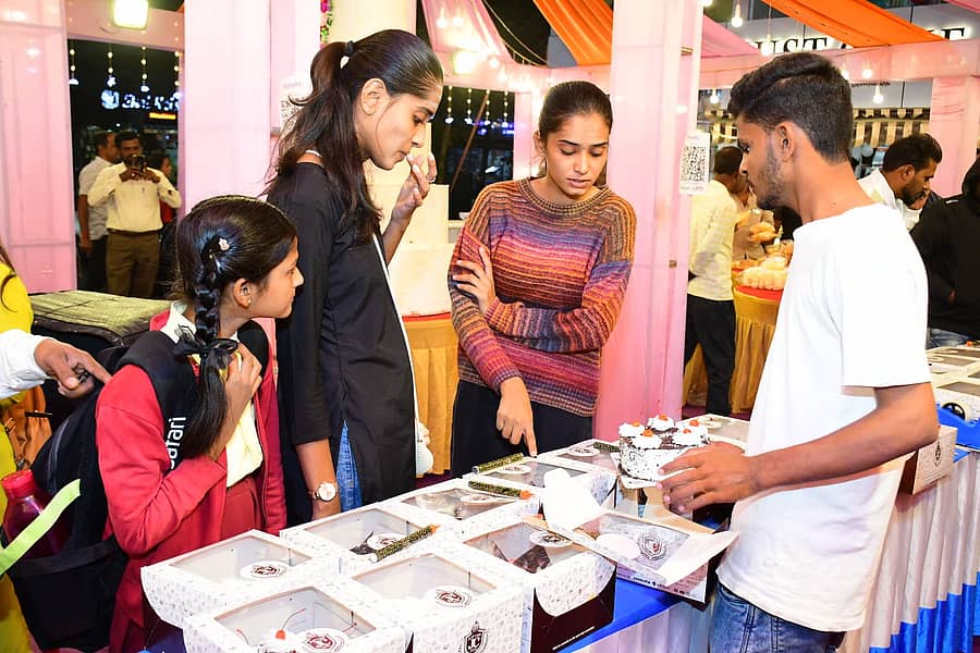 ಹೊಸ ವರ್ಷಾಚರಣೆಗಾಗಿ ಕಲಬುರಗಿಯಲ್ಲಿ ಯುವತಿಯರು ಕೇಕ್‌ ಖರೀದಿಯಲ್ಲಿ ತೊಡಗಿದ್ದ ಕ್ಷಣ...