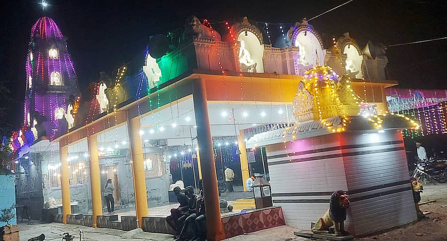 ಶಿಗ್ಗಾವಿ ತಾಲ್ಲೂಕಿನ ಬಂಕಾಪುರ-ಮುನವಳ್ಳಿ ಗಡಿಯಲ್ಲಿರುವ ತೋಪಿನ ದುಗರ್ಾದೇವಿ ದೇವಸ್ಥಾನ