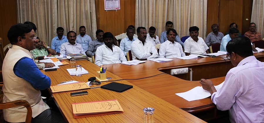 ಬಾಗಲಕೋಟೆ ಜಿಲ್ಲಾಧಿಕಾರಿ ಕಚೇರಿ ಸಭಾಂಗಣದಲ್ಲಿ ಬುಧವಾರ ನಡೆದ ಜಿಲ್ಲಾ ಮಟ್ಟದ ಜಾಗೃತಿ ನಿಯಂತ್ರಣ ಹಾಗೂ ಉಸ್ತುವಾರಿ ಸಮಿತಿ ಸಭೆಯಲ್ಲಿ ಜಿಲ್ಲಾಧಿಕಾರಿ ಸಂಗಪ್ಪ ಮಾತನಾಡಿದರು