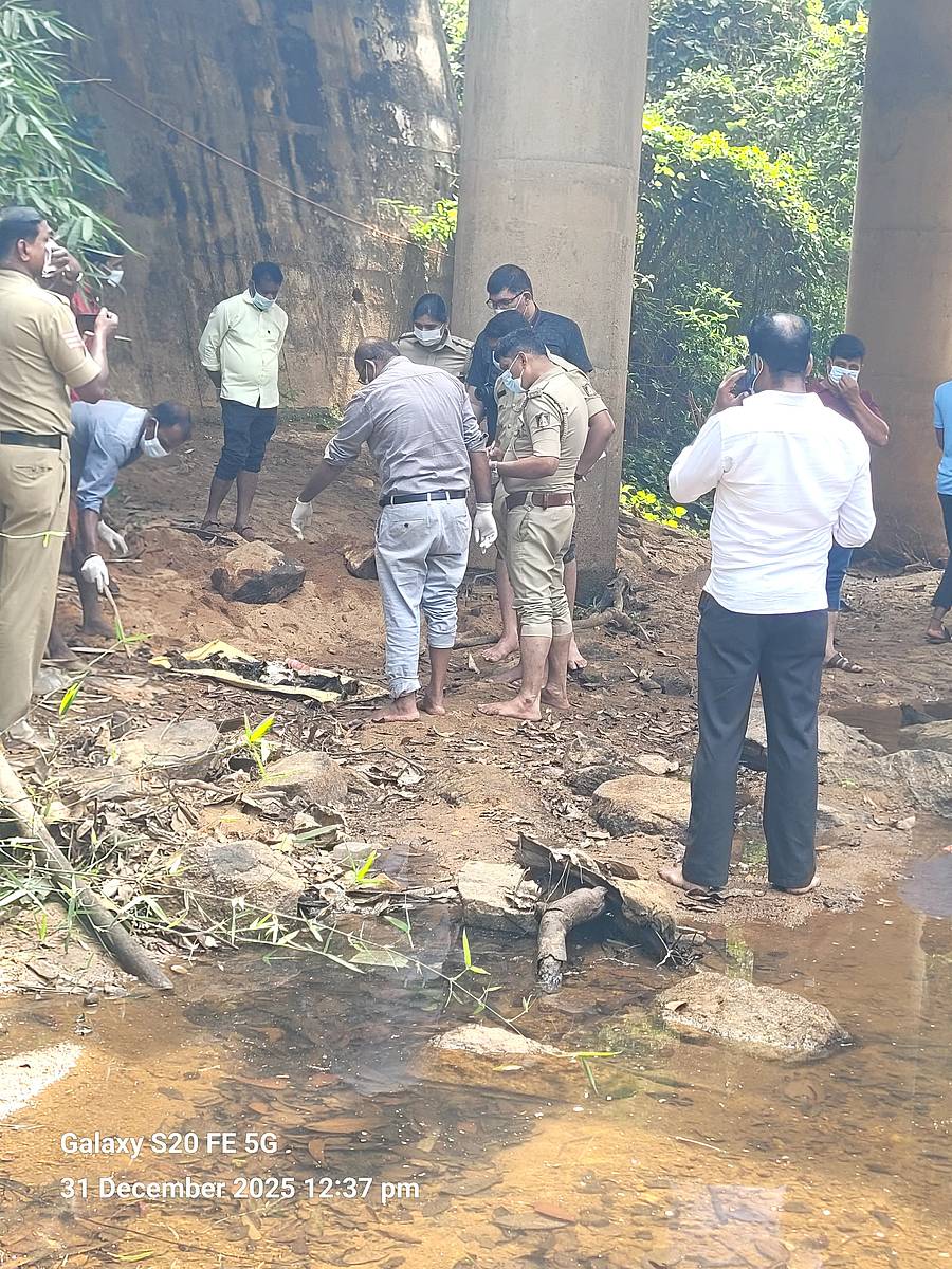 ಪುತ್ತೂರು ತಾಲ್ಲೂಕಿನ ಕೆಯ್ಯೂರು ಗ್ರಾಮದ ಮಾಡಾವು ಸೇತುವೆ ಬಳಿ ಎಸೆಯಲಾಗಿದ್ದ ಪ್ರಾಣಿ ತ್ಯಾಜ್ಯವನ್ನು ಸಂಪ್ಯ ಠಾಣೆಯ ಪೊಲೀಸರು, ಪಶುವೈದ್ಯಾಧಿಕಾರಿಗಳ ಮತ್ತು ಎಫ್ಎಸ್ಎಲ್ ತಂಡದವರು ಪರಿಶೀಲನೆ ನಡೆಸಿದರು