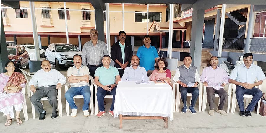 ನಾಪೋಕ್ಲು ಕೊಡವ ಸಮಾಜದಲ್ಲಿ ಆಯೋಜಿಸಿದ ಪತ್ರಿಕಾಗೋಷ್ಠಿಯಲ್ಲಿ ಲಯನ್ಸ್ ಕ್ಲಬ್ ಪ್ರಾಂತೀಯ ಅಧ್ಯಕ್ಷ  ಡಾ. ಕೋಟೆರ ಪಂಚಮ್ ತಿಮ್ಮಯ್ಯ ಮಾತನಾಡಿದರು