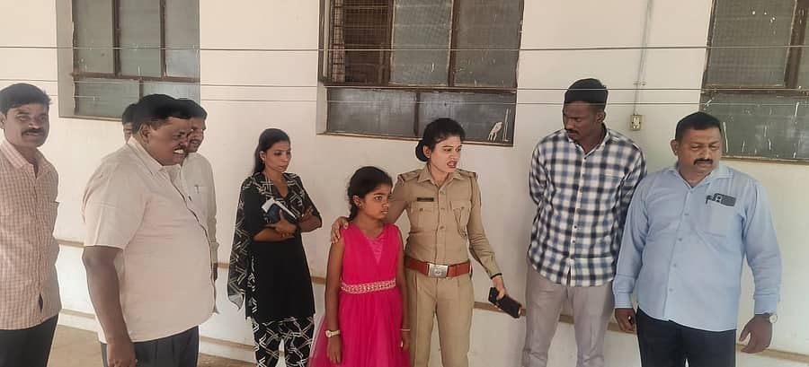 ಕೊಳ್ಳೇಗಾಲ ಇಲ್ಲಿನ ಗರ್ಲ್ಸ್ ಹೋಂ ಹೆಣ್ಣು ಮಕ್ಕಳ ವಸತಿ ಶಾಲೆಗೆ ಮಧ್ಯರಾತ್ರಿ ಅಪರಿಚಿತ ವ್ಯಕ್ತಿಯೊಬ್ಬ ಕಾಂಪೌಂಡ್ ಹಾರಿ ಬಂದು ಕಿಟಕಿಯಿಂದ ತೊಂದರೆ ನೀಡುತ್ತಿರುವ ಸಂಬಂಧ ನಗರ ಪೊಲೀಸ್ ಠಾಣೆಯ ಪಿಎಸ್ಐ ವರ್ಷ ತಮ್ಮ ಸಿಬ್ಬಂದಿಯೊಂದಿಗೆ ಭೇಟಿ ನೀಡಿ ವೀಕ್ಷಣೆ ಮಾಡಿದರು.