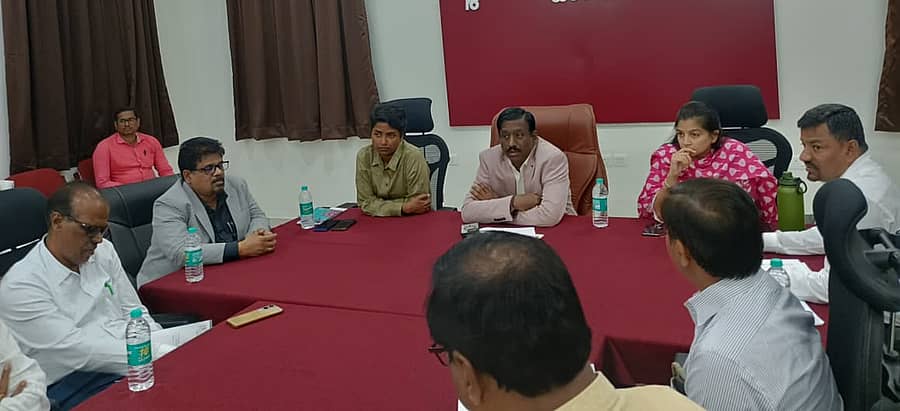 ಹಾವೇರಿಯ ಹಿಮ್ಸ್ ಉದ್ಘಾಟನಾ ಸಮಾರಂಭದ ಸಿದ್ಧತೆ ಬಗ್ಗೆ ಚರ್ಚಿಸಲು ಜಿಲ್ಲಾಧಿಕಾರಿ ವಿಜಯ ಮಹಾಂತೇಶ ನೇತೃತ್ವದಲ್ಲಿ ಬುಧವಾರ ಪೂರ್ವಭಾವಿ ಸಭೆ ಜರುಗಿತು