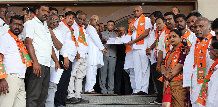 ಮತದಾರರ ಪಟ್ಟಿಯಲ್ಲಿ ಅಕ್ರಮ ಸೇರ್ಪಡೆ ಮಾಡುವುದನ್ನು ವಿರೋಧಿಸಿ ಬುಧವಾರ ಪ್ರತಿಭಟನೆ ಮಾಡಿದ ಬಿಜೆಪಿ ಮುಖಂಡರು, ಜಿಲ್ಲಾಧಿಕಾರಿ ಸಂಗಪ್ಪ ಅವರಿಗೆ ಮನವಿ ಸಲ್ಲಿಸಿದರು