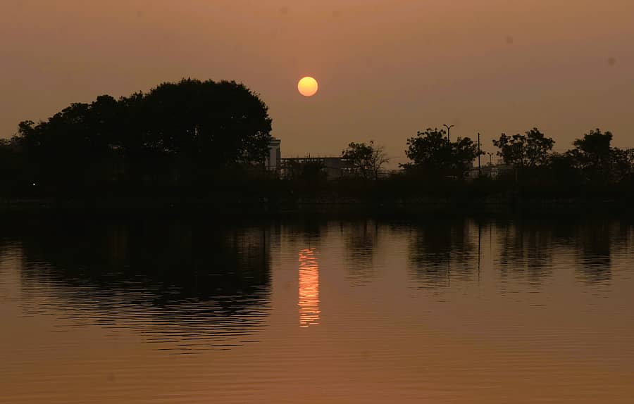 <div class="paragraphs"><p>ಯಾದಗಿರಿ ನಗರದ ಲುಂಬಿನಿ ಉದ್ಯಾನದ ಕೆರೆಯ&nbsp;ಬಳಿ 2025ನೇ ವರ್ಷದ ಕೊನೆಯ&nbsp;ಸೂರ್ಯಾಸ್ತ&nbsp;ಕಂಡು ಬಂದಿದ್ದು ಹೀಗೆ&nbsp;</p></div>