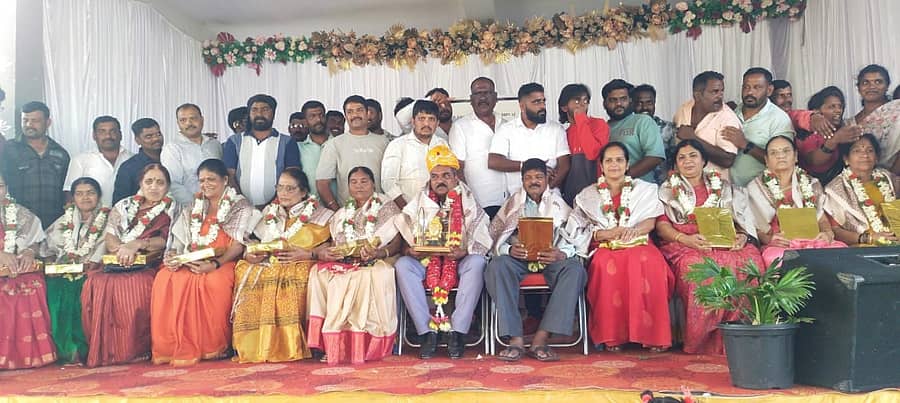 ಕುಶಾಲನಗರ ಸಮೀಪದ ಮಾದಾಪಟ್ಟಣ ಪಿಎಂಶ್ರೀ ಸರ್ಕಾರಿ ಹಿರಿಯ ಪ್ರಾಥಮಿಕ ಶಾಲೆಯ ಹಳೆಯ ವಿದ್ಯಾರ್ಥಿಗಳು ಗುರುವಂದನಾ ಕಾರ್ಯಕ್ರಮದಲ್ಲಿ ತಮ್ಮ ಶಿಕ್ಷಕರನ್ನು ಸನ್ಮಾನಿಸಿದರು